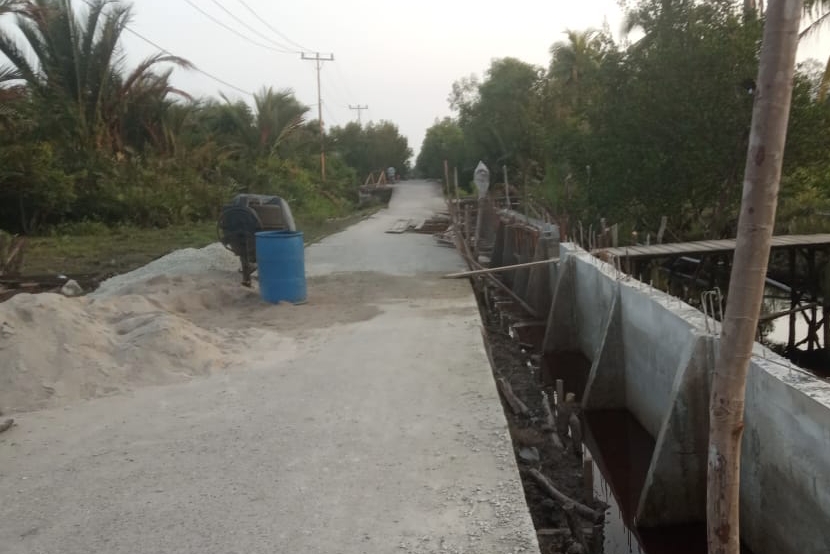 Dinas PUPR-PKPP Riau membangun tanggul penahan air laut pasang di Bengkalis (foto/ist)
